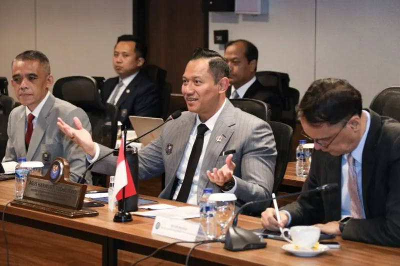 Menko Infrastruktur dan Pembangunan Kewilayahan Agus Harimurti Yudhoyono (AHY) berjabat tangan dengan Ketua Dewan Maritim Rusia Nikolai Patrushev usai menandatangani kesepakatan kerja sama bilateral di bidang kemaritiman, Jakarta, 6 November 2025. (wawasannews)