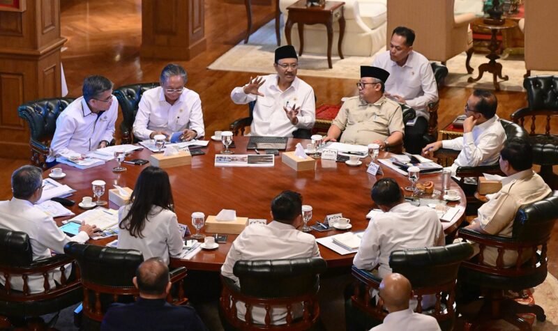 Presiden Prabowo Subianto memimpin rapat terbatas di Hambalang bersama menteri dan pimpinan lembaga untuk memperkuat penertiban kawasan hutan dan tambang ilegal, sejalan dengan amanat Pasal 33 UUD 1945 demi kemakmuran rakyat. (Istimewa/Wawasannews)