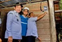  Menteri ESDM Bahlil Lahadalia melakukan penyalaan bantuan listrik gratis bagi masyarakat tidak mampu. Wawasannews/Kementerian ESDM