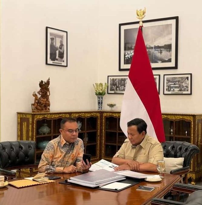 Presiden Prabowo Subianto menerima Wakil Ketua DPR RI Sufmi Dasco Ahmad di Istana Merdeka, Jakarta, Senin (17/11/2025). Keduanya membahas sejumlah program strategis nasional di bidang olahraga, ekonomi, politik, dan keamanan. (Istimewa/Wawasannews)