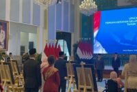 Presiden Prabowo Subianto menyerahkan gelar Pahlawan Nasional secara simbolis kepada keluarga almarhum Presiden ke-2 RI Soeharto di Istana Negara, Jakarta, Senin (10/11/2025). Penganugerahan ini menimbulkan beragam reaksi publik di media sosial. (wawasannews)