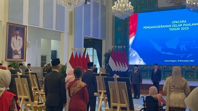 Presiden Prabowo Subianto menyerahkan gelar Pahlawan Nasional secara simbolis kepada keluarga almarhum Presiden ke-2 RI Soeharto di Istana Negara, Jakarta, Senin (10/11/2025). Penganugerahan ini menimbulkan beragam reaksi publik di media sosial. (wawasannews)