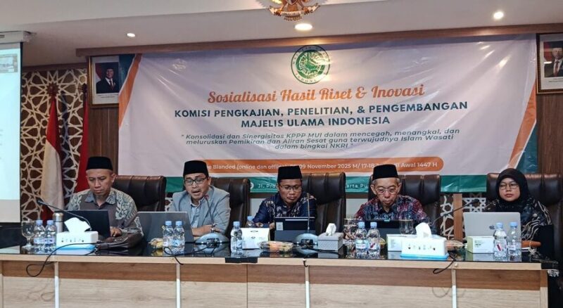 Sekretaris KPPP MUI KH Ali M. Abdillah memberikan penjelasan dalam Sosialisasi Hasil Riset dan Inovasi 2025 di Kantor MUI Jakarta, Minggu (9/11/2025). MUI menegaskan pentingnya pengawasan terhadap tarekat yang dinilai menyimpang dari ajaran Islam. (wawasannews)