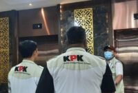 Petugas Komisi Pemberantasan Korupsi (KPK) terlihat berada di depan lift sebuah gedung saat melakukan operasi tangkap tangan (OTT) di wilayah Riau, Senin (3/11/2025). (wawasannews.com/fuad)