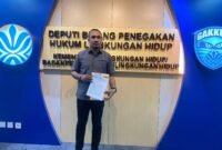 Ketua Solidaritas Muda Indonesia Timur (SMIT), Mesak Habari, saat memberikan keterangan kepada media usai menyampaikan laporan dugaan pelanggaran limbah B3 oleh PT NICO di Deputi Gakkum Kementerian Lingkungan Hidup dan Kehutanan. (Istimewa/Wawasannews)