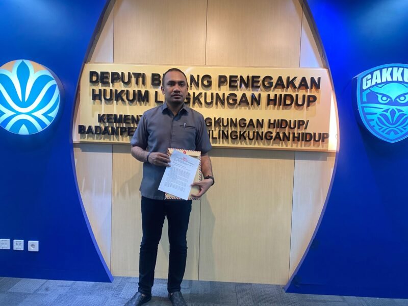 Ketua Solidaritas Muda Indonesia Timur (SMIT), Mesak Habari, saat memberikan keterangan kepada media usai menyampaikan laporan dugaan pelanggaran limbah B3 oleh PT NICO di Deputi Gakkum Kementerian Lingkungan Hidup dan Kehutanan. (Istimewa/Wawasannews)