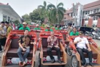 Wakil Bupati Kendal Beny Karnadi bersama Mayjen (Purn) Firman Dahlan mencoba becak listrik bantuan Presiden Prabowo Subianto usai penyerahan simbolis di Pendopo Kabupaten Kendal, Selasa (11/11/2025). Keduanya menilai becak listrik tersebut nyaman, aman, dan mampu meringankan beban para abang becak. (wawasannews)