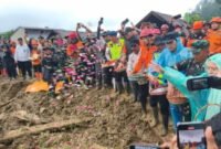 Polisi, Tni, Relawan, dan para warga sekitar melakuakn tabur bunga di lokasi titik tanah longsor. (Istimewa/Wawasannews)