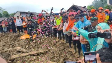 Polisi, Tni, Relawan, dan para warga sekitar melakuakn tabur bunga di lokasi titik tanah longsor. (Istimewa/Wawasannews)