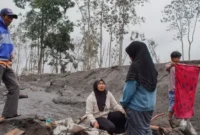 Warga menggali material erupsi Gunung Semeru untuk mencari barang miliknya di Desa Supiturang, Pronojiwo, Lumajang, Jawa Timur. (Istimewa/Wawasannews)