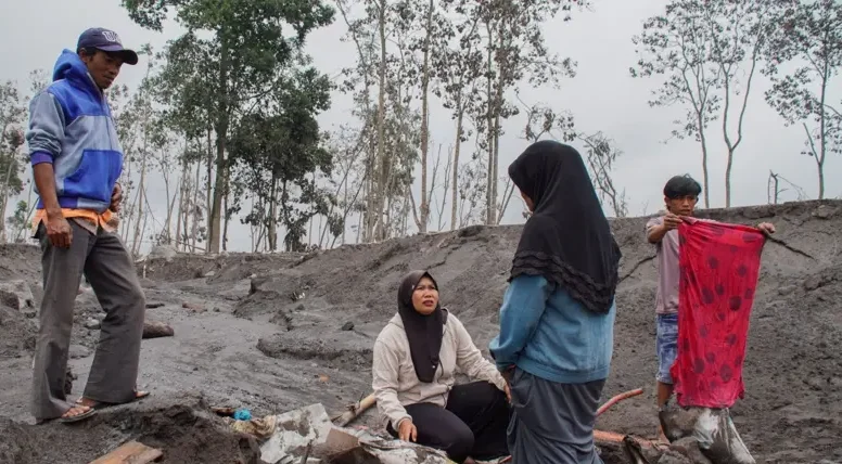 Warga menggali material erupsi Gunung Semeru untuk mencari barang miliknya di Desa Supiturang, Pronojiwo, Lumajang, Jawa Timur. (Istimewa/Wawasannews)