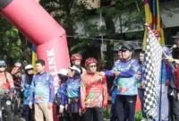 Menko Pemberdayaan Masyarakat Muhaimin Iskandar (Cak Imin) melepas peserta gowes peringatan Hari Pahlawan dari Kantor Wali Kota Jakarta Utara menuju Taman Makam Pahlawan, Sabtu (22/11/2025). Ia mendorong Pemprov DKI memperluas ruang hijau dan jalur sepeda sebagai langkah menuju kota sehat dan rendah polusi. (Istimewa/Wawasannews)