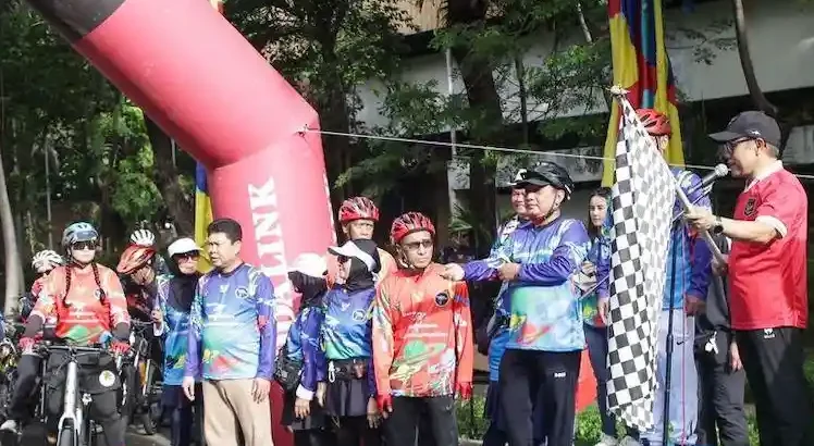 Menko Pemberdayaan Masyarakat Muhaimin Iskandar (Cak Imin) melepas peserta gowes peringatan Hari Pahlawan dari Kantor Wali Kota Jakarta Utara menuju Taman Makam Pahlawan, Sabtu (22/11/2025). Ia mendorong Pemprov DKI memperluas ruang hijau dan jalur sepeda sebagai langkah menuju kota sehat dan rendah polusi. (Istimewa/Wawasannews)