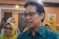 Menteri Kesehatan Budi Gunadi Sadikin meninjau fasilitas skrining TBC di Puskesmas Sidoarjo, Jawa Timur, Minggu (9/11/2025). Program layanan terpadu ini akan diperluas ke 100 puskesmas di delapan provinsi berisiko tinggi. (wawasannews)