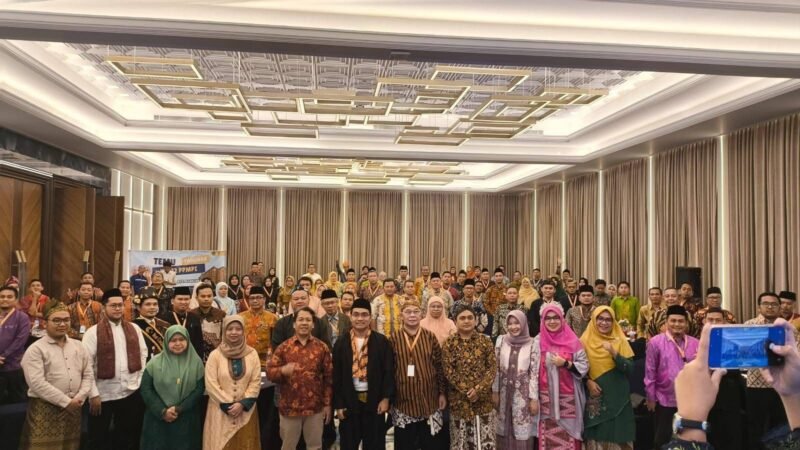 peserta Temu Tahunan Perkumpulan Program Studi Manajemen Pendidikan Islam (PPMPI) ke-12 berpose bersama dalam suasana hangat di Tangerang Selatan. (Istimewa/Wawasannews)