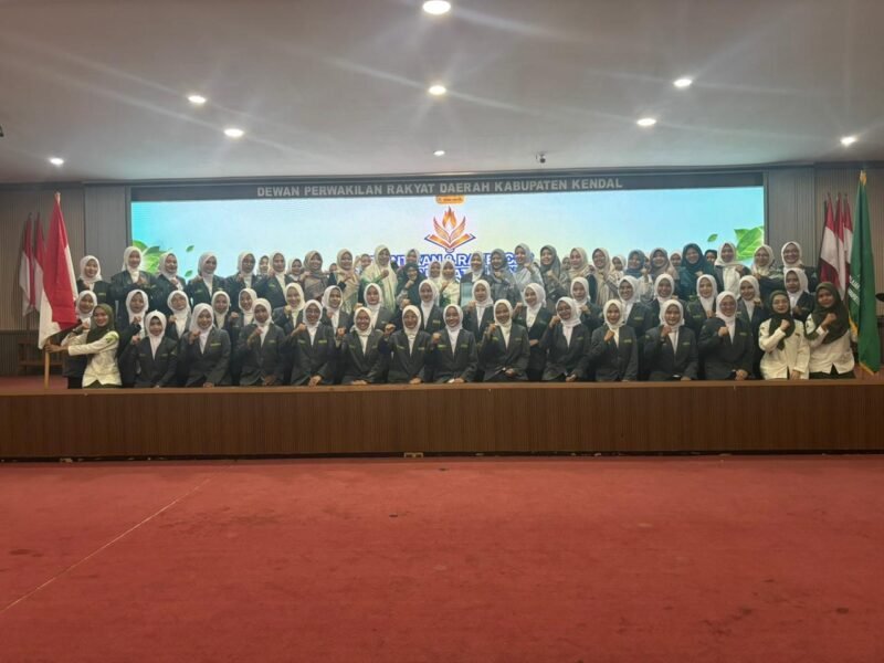 Pengurus Cabang IPPNU Kabupaten Kendal Masa Khidmat 2025–2027 saat prosesi pelantikan yang berlangsung khidmat dan dihadiri berbagai tamu undangan dari unsur OKP serta para pembina. Dok. Pribadi. (Wawasannews)