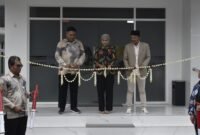 Bupati Kendal bersama jajaran Komisi Pemilihan Umum (KPU) Kendal secara simbolis memotong rangkaian bunga saat meresmikan gedung baru KPU Kendal, Kamis (27/11/2025). (Istimewa/wawasannews(