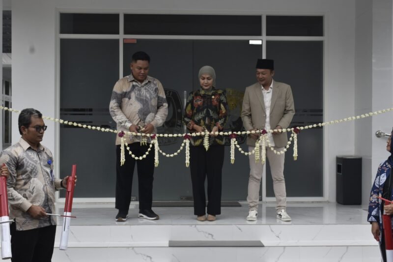 Bupati Kendal bersama jajaran Komisi Pemilihan Umum (KPU) Kendal secara simbolis memotong rangkaian bunga saat meresmikan gedung baru KPU Kendal, Kamis (27/11/2025). (Istimewa/wawasannews(