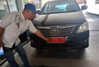 kendaraan dinas berplat merah H 1015 XD yang terparkir di area Pendopo Tumenggung Bahurekso, Jumat (28/11/2025). Kendaraan tersebut diketahui belum memperpanjang pajak sejak Mei 2025 berdasarkan pengecekan di lapangan. (Istimewa/Wawasannews)