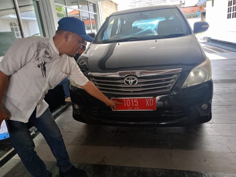 kendaraan dinas berplat merah H 1015 XD yang terparkir di area Pendopo Tumenggung Bahurekso, Jumat (28/11/2025). Kendaraan tersebut diketahui belum memperpanjang pajak sejak Mei 2025 berdasarkan pengecekan di lapangan. (Istimewa/Wawasannews)