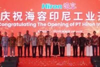 Bupati Kendal Dyah Kartika Permanasari bersama jajaran manajemen PT Hiron Indonesia Industry dan perwakilan KEK Kendal berfoto bersama seusai peresmian pabrik perdana Hiron di Kawasan Ekonomi Khusus Kendal, Jumat (29/11/2025). (Istimewa/wawasannews)