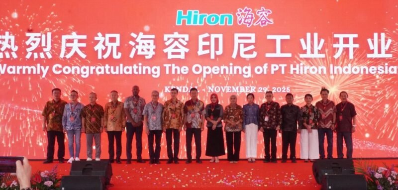 Bupati Kendal Dyah Kartika Permanasari bersama jajaran manajemen PT Hiron Indonesia Industry dan perwakilan KEK Kendal berfoto bersama seusai peresmian pabrik perdana Hiron di Kawasan Ekonomi Khusus Kendal, Jumat (29/11/2025). (Istimewa/wawasannews)