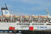 Suasana kapal Pelni sandar di Pelabuhan Manokwari, Papua Barat, menjelang periode Natal dan Tahun Baru. Pelni Cabang Manokwari menyiapkan tujuh armada kapal penumpang serta program diskon tiket kelas ekonomi untuk melayani lonjakan penumpang Nataru 2025/2026. (Istimewa/wawasannews)