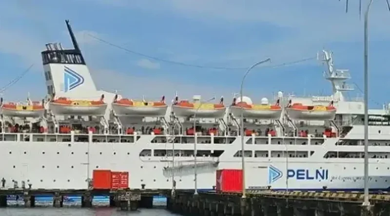 Suasana kapal Pelni sandar di Pelabuhan Manokwari, Papua Barat, menjelang periode Natal dan Tahun Baru. Pelni Cabang Manokwari menyiapkan tujuh armada kapal penumpang serta program diskon tiket kelas ekonomi untuk melayani lonjakan penumpang Nataru 2025/2026. (Istimewa/wawasannews)