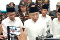 Ketua Umum PBNU KH Yahya Cholil Staquf usai memimpin rapat koordinasi tertutup Ketua PWNU se-Indonesia di Novotel Samator Surabaya, Minggu (23/11/2025). (Istimewa/Wawasannews)