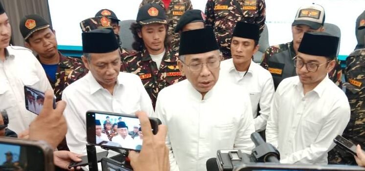 Ketua Umum PBNU KH Yahya Cholil Staquf usai memimpin rapat koordinasi tertutup Ketua PWNU se-Indonesia di Novotel Samator Surabaya, Minggu (23/11/2025). (Istimewa/Wawasannews)