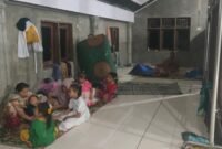 Sejumlah warga bersama anak-anaknya yang terdampak banjir mengungsi ke meunasah Gampong Matang Arongan, Kecamatan Tanah Jambo Aye, Aceh Utara. (Istimewa/wawasannews)