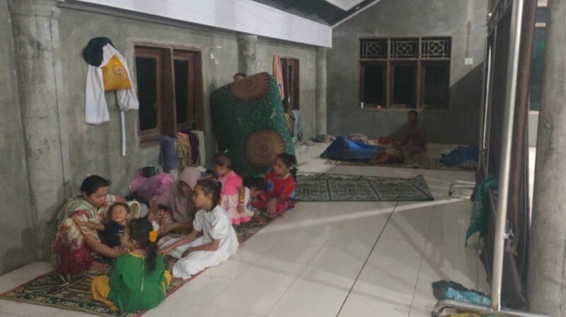 Sejumlah warga bersama anak-anaknya yang terdampak banjir mengungsi ke meunasah Gampong Matang Arongan, Kecamatan Tanah Jambo Aye, Aceh Utara. (Istimewa/wawasannews)