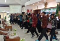 Puluhan peserta Binlat menunjukan chalenge kedisiplinan di acara penutupan.(Wawasannews)