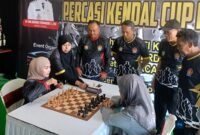 Bupati Kendal Dyah Kartika Permanasari saat bertanding catur dengan salah satu altet di Turnamen Catur Percasi Kendal Cup VI (Istimewa - Wawasannews)