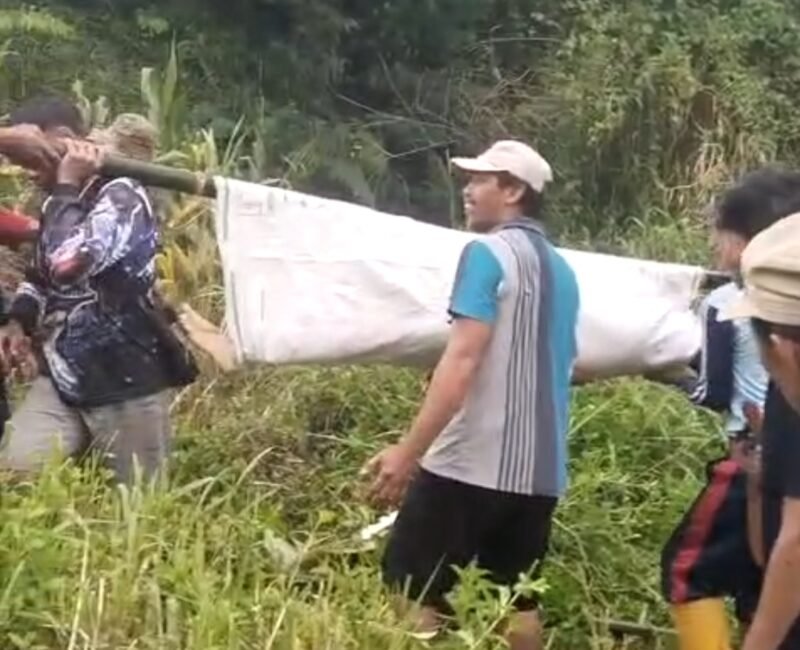 Tim gabungan dari BPBD Kendal, Basarnas, dan relawan melakukan proses evakuasi terhadap korban hanyut mahasiswa KKN UIN Walisongo di aliran Sungai Tubing Genting Jolinggo, Desa Getas, Kecamatan Singorojo, Selasa (4/11/2025). 