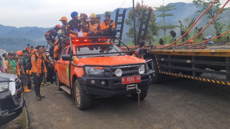 Tim gabungan melakukan operasi pencarian korban longsor di Dusun Situkung, Desa Pandanarum, Kamis (20/11/2025). Dok. Pribadi. (wawasannews)