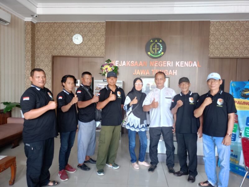 Puluhan warga Desa Nolokerto, Kecamatan Kaliwungu, kembali mendatangi Kejaksaan Negeri (Kejari) Kendal untuk menagih kejelasan penanganan kasus dugaan korupsi tukar guling aset desa yang diduga melibatkan kepala desa setempat. (wawasannews.com /fuad)
