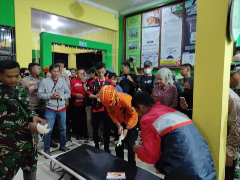 Tim Sar gabungan dari beberapa aliansi mengevakuasi jenazah korban hanyut di Singorojo Kendal. (wawasannews.com)