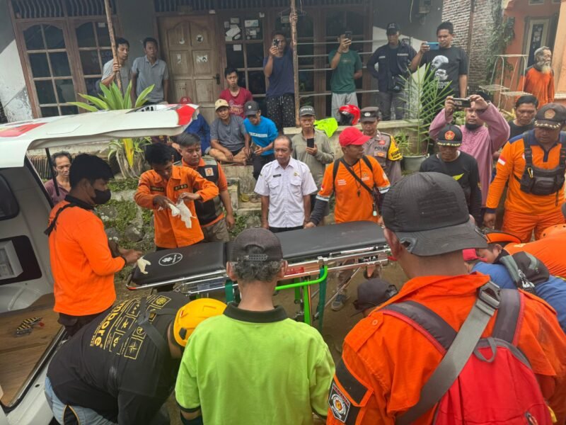 proses evakuasi sebelum jenazah dibawa ke RSUD dr. H. Soewondo Kendal untuk identifikasi. (wawasannews.com)