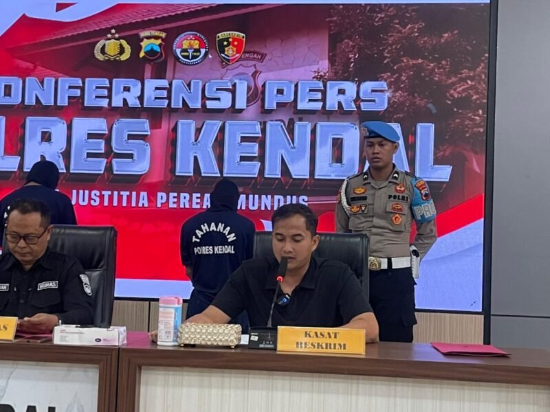 Foto: Pelaku Penyabulan penyandang Disabilitas Saat di Hadirkan Sidang Pers Polres Kendal. (wawasannews) 
