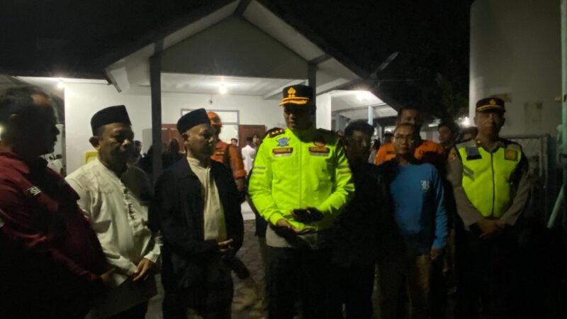 Proses penyerahan jenazah berlangsung penuh haru, dihadiri Kapolres Kendal. (wawasannews)