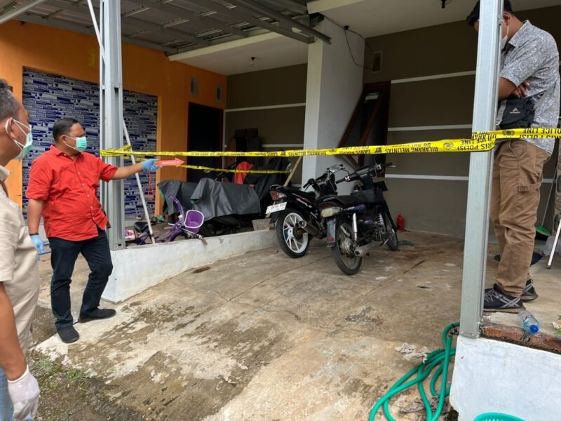 penemuan jenazah seorang pria yang sudah membusuk di dalam rumahnya di Perumahan Citra Nandy Residence, Kamis (6/11/2025). (wawasannews)