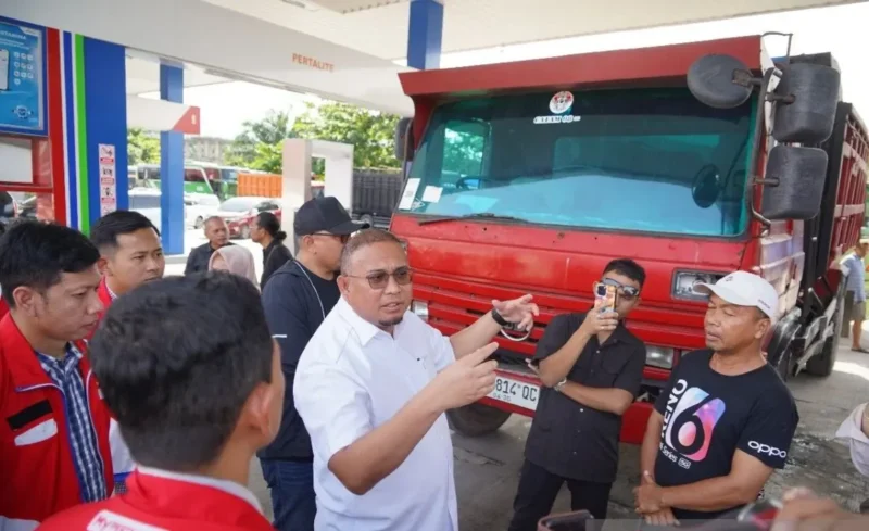 Anggota DPR RI asal Sumbar Andre Rosiade bersama tim dari Pertamina Patra Niaga melakukan inspeksi mendadak ke SPBU di Kota Padang, Minggu (9/11/2025). | Wawasannews
