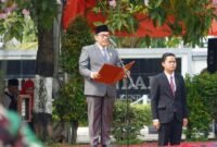 Ketua DPRD Kabupaten Kendal, Mahfud Sodiq, S.Pd.I, membacakan naskah Undang‑Undang Dasar 1945 dalam Upacara Peringatan Hari Pahlawan Nasional ke‑80 Tahun 2025 di Alun‑Alun Kota Kendal, Senin (10/11/2025). | Wawasannews (Fuad)