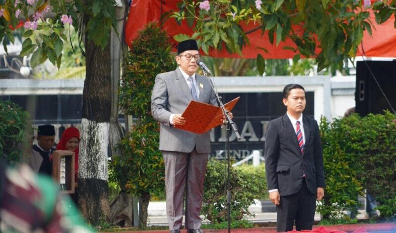 Ketua DPRD Kabupaten Kendal, Mahfud Sodiq, S.Pd.I, membacakan naskah Undang‑Undang Dasar 1945 dalam Upacara Peringatan Hari Pahlawan Nasional ke‑80 Tahun 2025 di Alun‑Alun Kota Kendal, Senin (10/11/2025). | Wawasannews (Fuad)