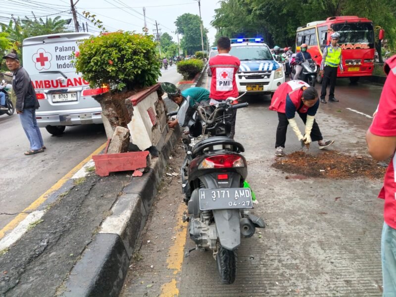 Petugas Satlantas Polres Kendal,PMI Mengevakuasi korban dan Membersihkan tempat kejadian. (wawasannews)