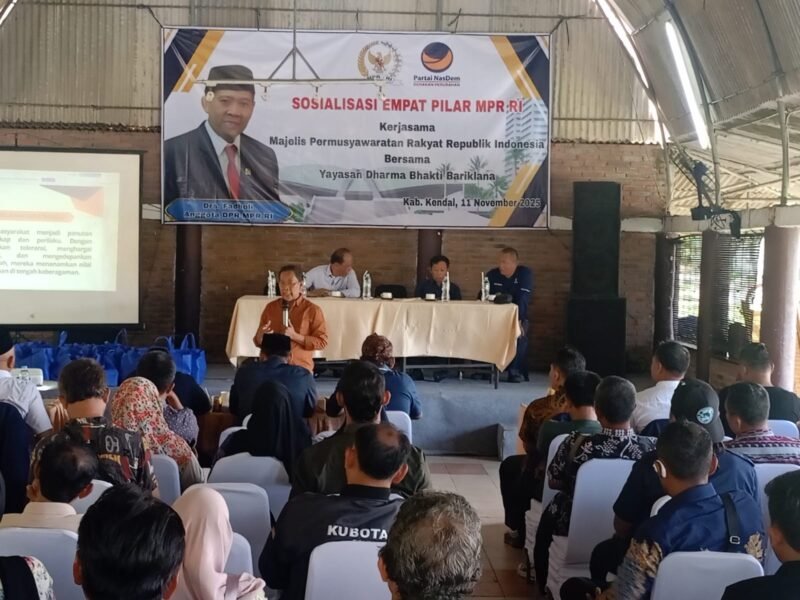 Anggota DPR RI Fraksi NasDem, Drs. Fadholi, saat memberikan paparan dalam Sosialisasi Empat Pilar MPR RI di Tirtoarum, Kabupaten Kendal, Selasa (11/11/2025). | Wawasannews (Fuad)