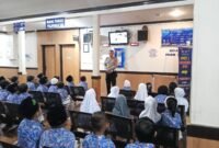 Petugas Satlantas Polres Kendal memperkenalkan rambu-rambu lalu lintas kepada siswa TK Kemala Bhayangkari 34 Kendal dalam kegiatan Polisi Sahabat Anak di Ruang Pelayanan SIM Polres Kendal, Kamis (13/11/2025). (Istimewa/Wawasannews)