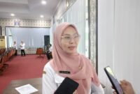 Kepala Dinas Perindustrian dan Ketenagakerjaan (Diperinaker) Kabupaten Kendal, Cicik Sulastri, saat memberikan keterangan terkait kajian kenaikan Upah Minimum Kabupaten (UMK) 2026 yang masih menunggu penyesuaian regulasi pusat, di Kantor Diperinaker Kendal, Kamis (13/11/2025). (Istimewa/Wawasannews)