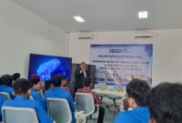 Dekan Fakultas Humaniora dan Saintek UMKABA, Dr. H. Taufik Pandan Winoto, bersama manajemen PT Kawasan Industri Kendal saat membuka kegiatan Kuliah Kerja Lapangan (KKL) mahasiswa di Kendal. (Istimewa/Wawasannews)